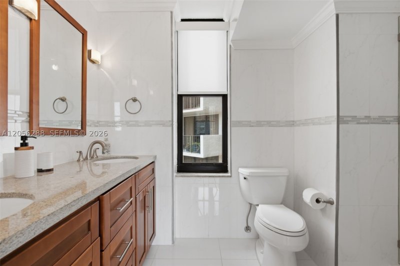 Comprar apartamento no Biscayne Cove 807