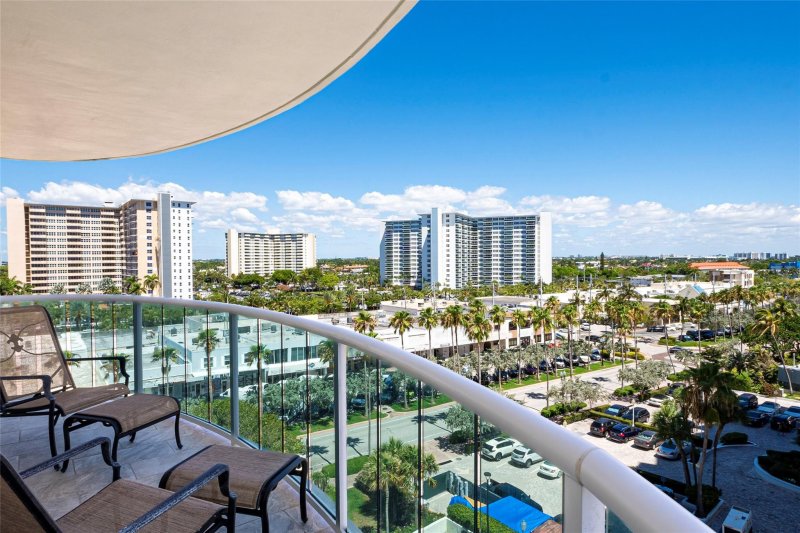 Condo for sale at Southpoint Towers 609n