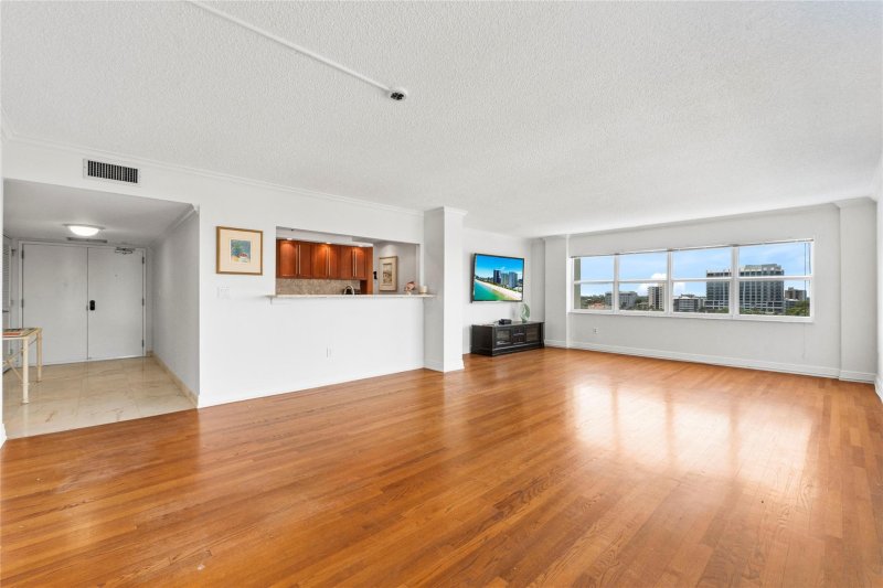 Condo for sale at Southpoint Towers 609n