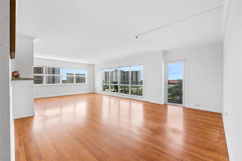 Condo for sale at Southpoint Towers 609n