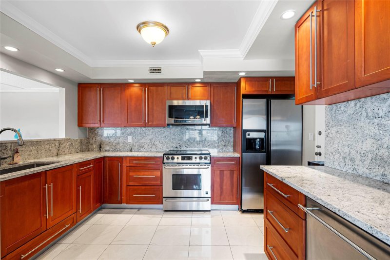 Condo for sale at Southpoint Towers 609n