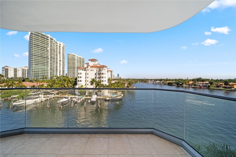 Comprar apartamento no Turnberry Isle 6K