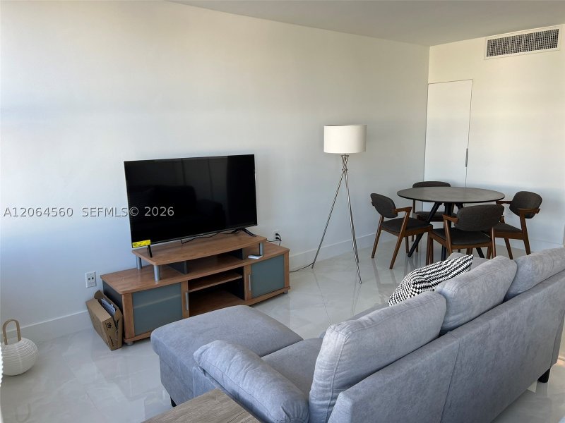 Alquiler de apartamento en Triton Towers 610