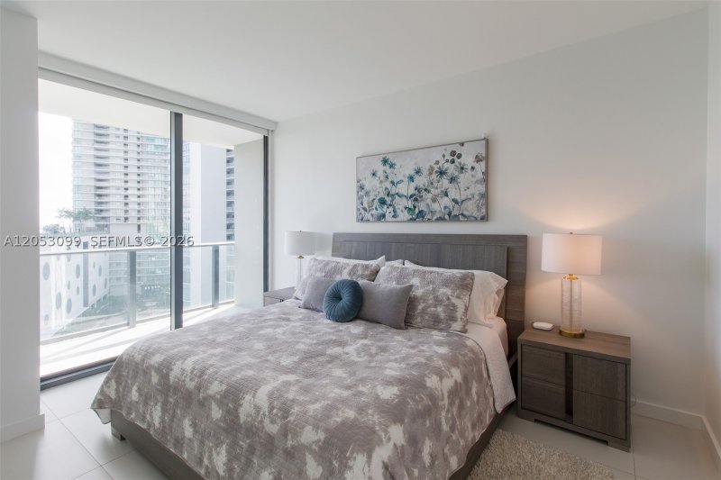 Aluguel de apartamento no Paraiso Bayviews 701
