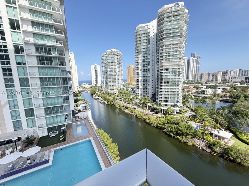 Comprar apartamento no Parque Towers at St. Tropez 5-1008