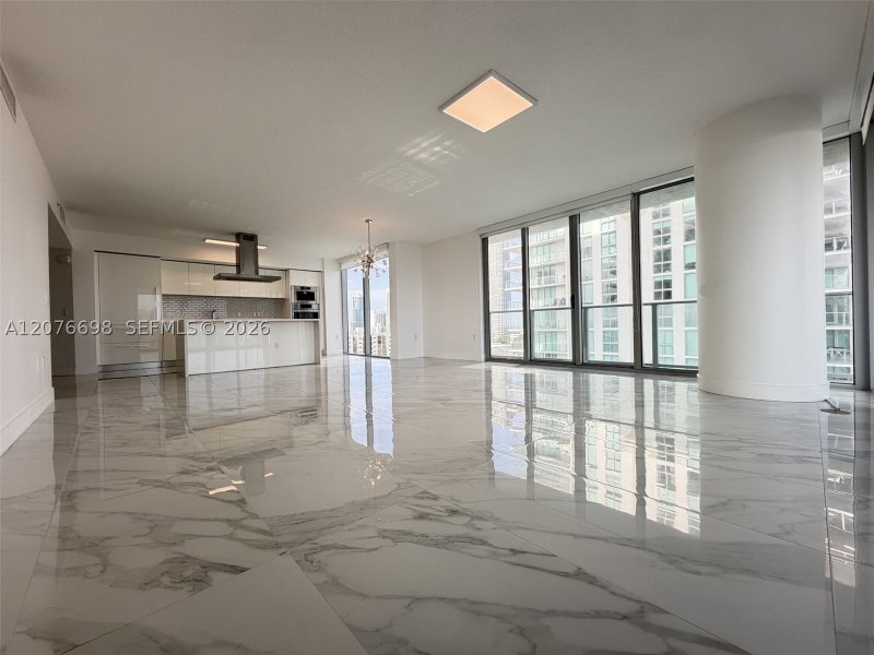 Comprar apartamento no Parque Towers at St. Tropez 5-1008