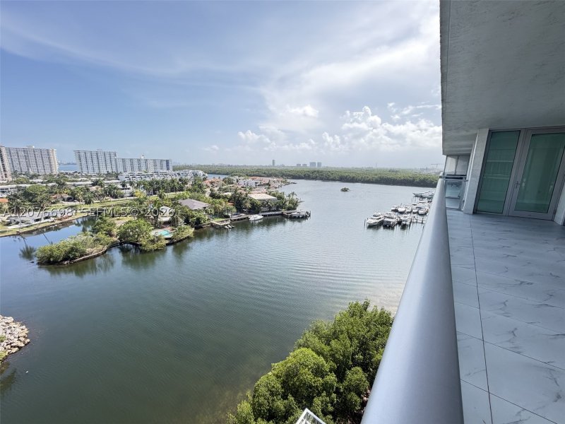 Comprar apartamento no Parque Towers at St. Tropez 5-1008