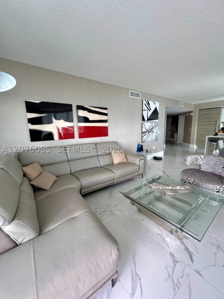 Aluguel de apartamento no Parque Towers at St. Tropez 1001