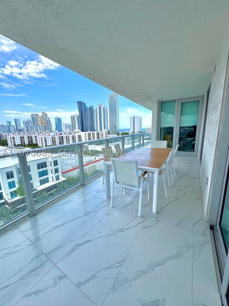 Aluguel de apartamento no Parque Towers at St. Tropez 1001