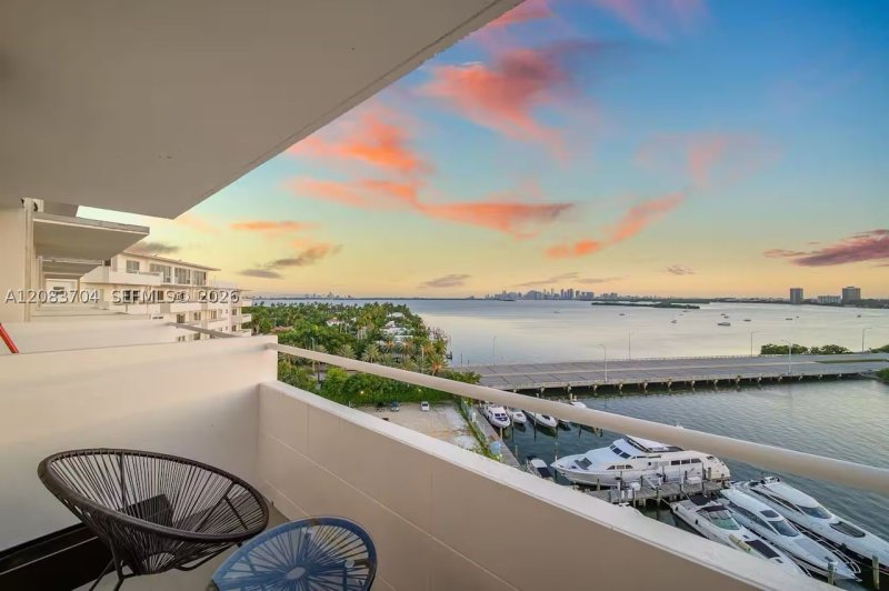 Bayshore Yacht Tennis Club Apt #1016