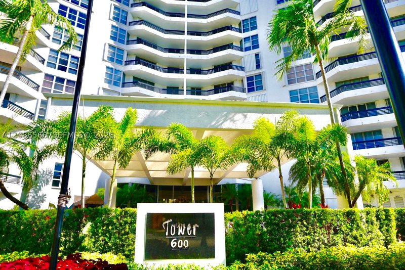 Comprar apartamento en Mystic Pointe 600 606