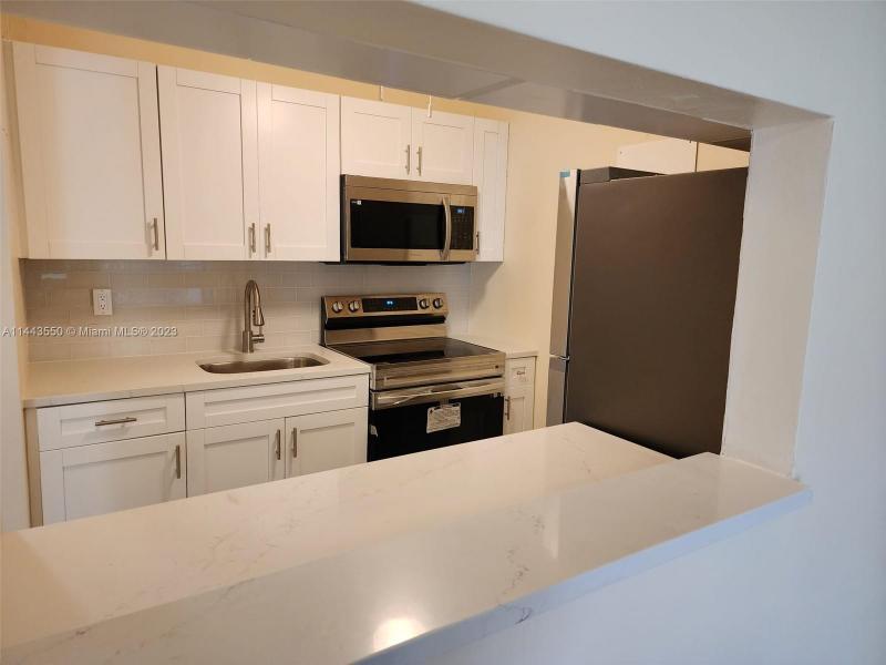 Rent A11443550 Porsche Design Tower, Condo 34B Listed For 1,600