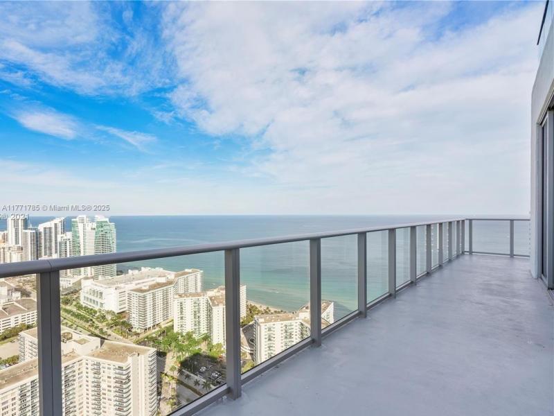 Comprar apartamento no Hyde Beach House T4301