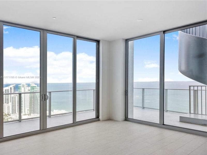 Comprar apartamento no Hyde Beach House T4301