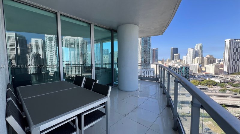 Condo for sale at The Ivy 2204