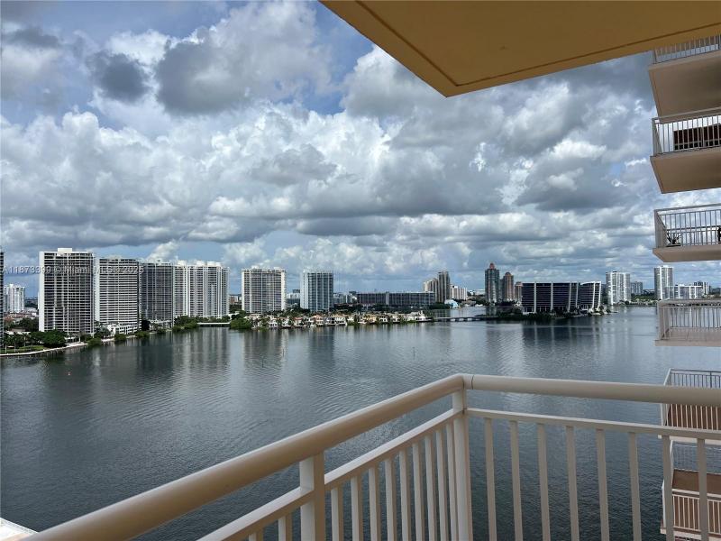 Comprar apartamento no Winston Towers 1905