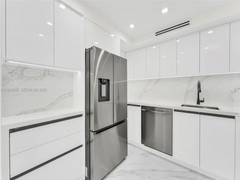 Condo for sale at Winston Towers 1414