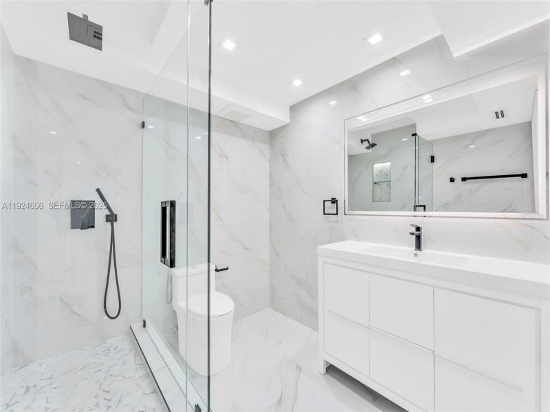 Condo for sale at Winston Towers 1414