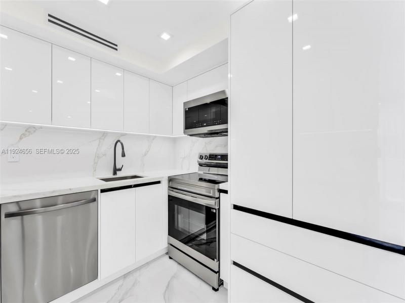 Condo for sale at Winston Towers 1414