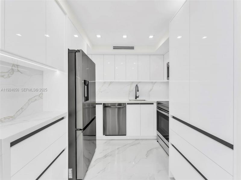 Condo for sale at Winston Towers 1414