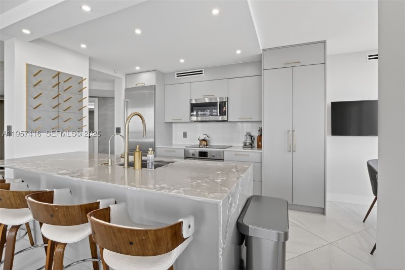 Condo for sale at 1000 Williams Island 1009