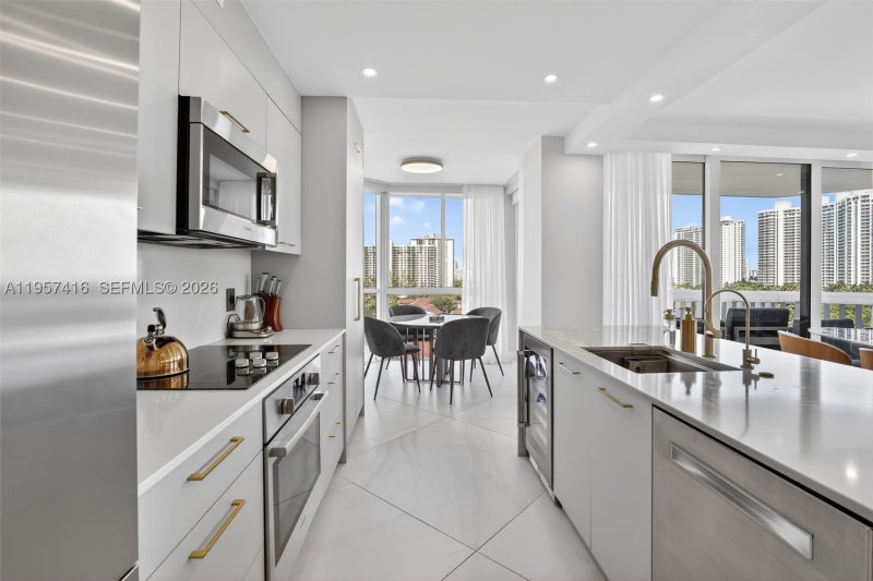 Condo for sale at 1000 Williams Island 1009