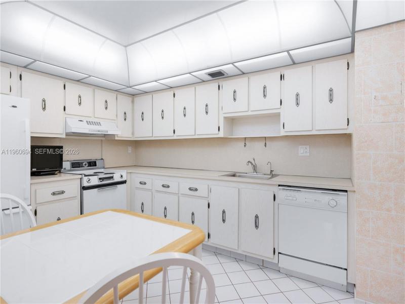 Condo for sale at Olympus Towers 411