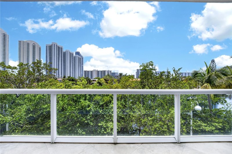 Condo for sale at Oceania 5 TH-9
