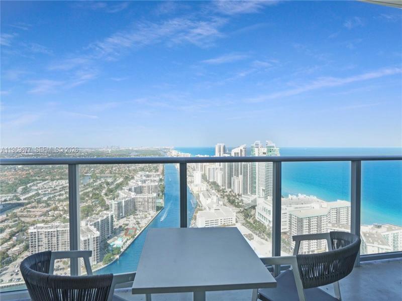 Comprar apartamento no Hyde Beach House T4002