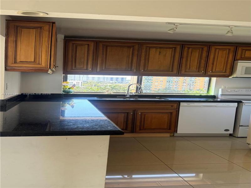 Condo for sale at Plaza of the Americas 1015