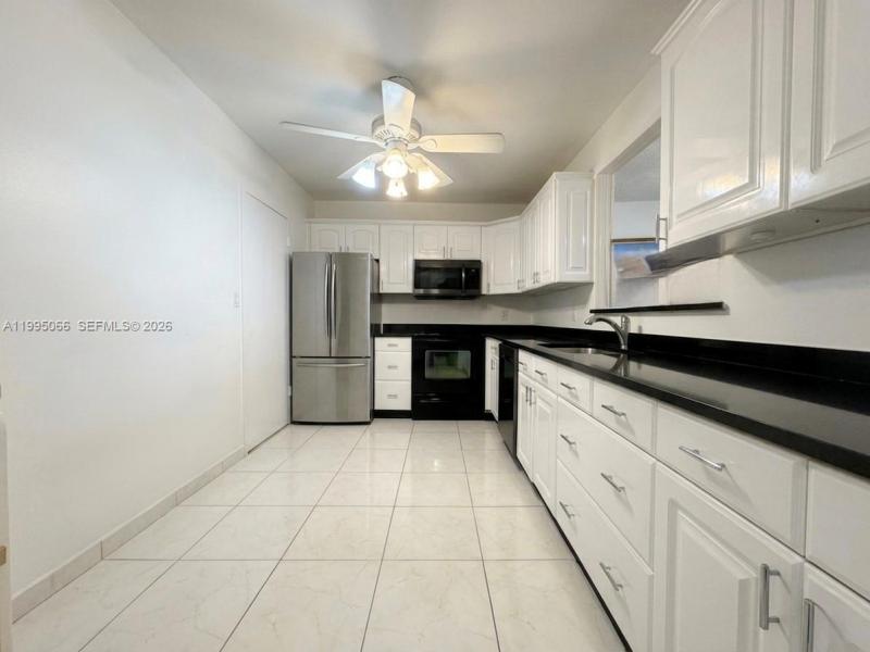 Condo for sale at Hallmark of Hollywood 816