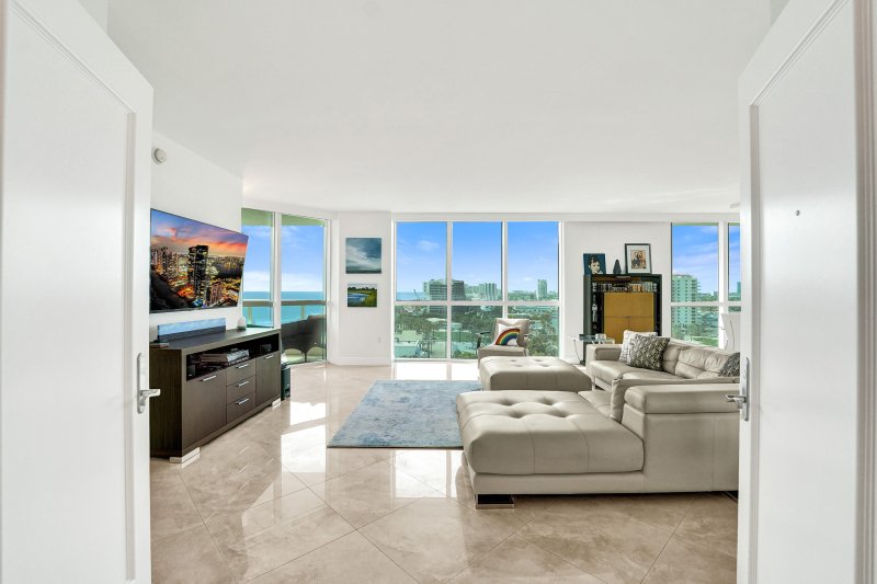 Condo for sale at Las Olas Beach Club 1107