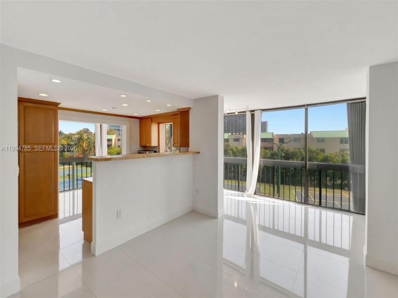 Condo for sale at Brickell Bay Club 305