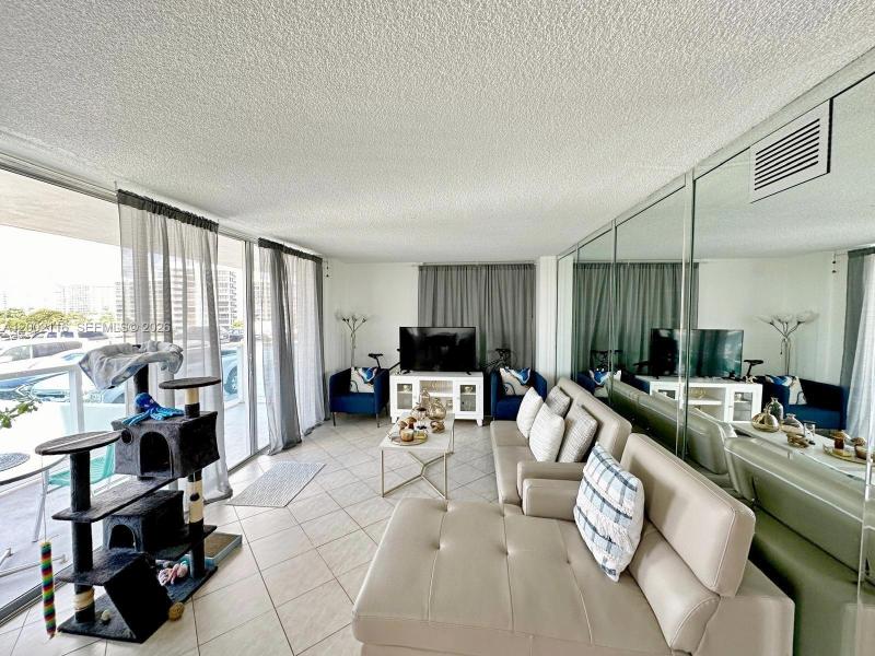 Condo for sale at Hallmark of Hollywood 305