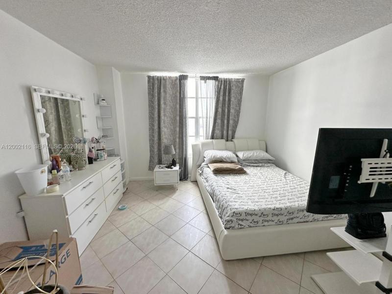 Condo for sale at Hallmark of Hollywood 305