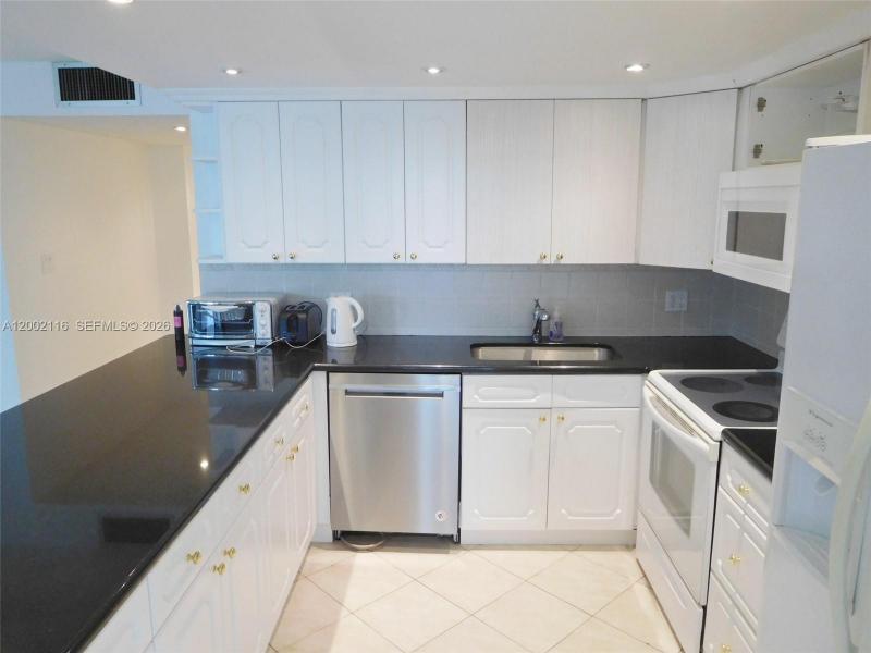 Condo for sale at Hallmark of Hollywood 305