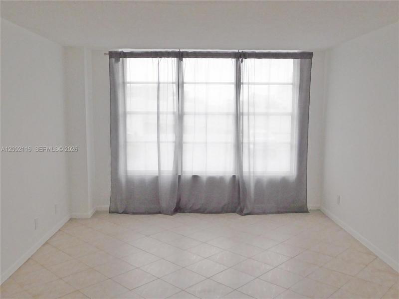 Condo for sale at Hallmark of Hollywood 305