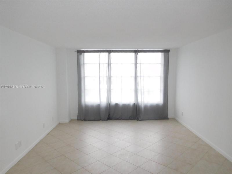 Condo for sale at Hallmark of Hollywood 305