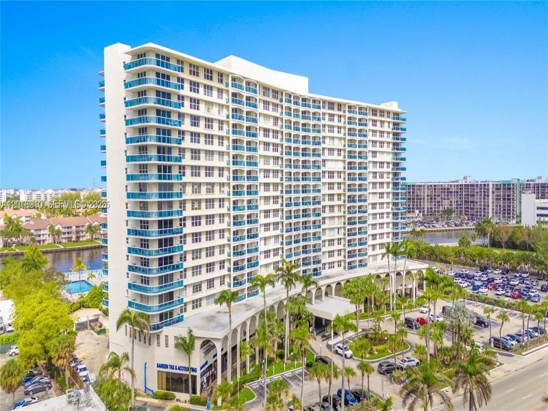Condo for sale at Hallmark of Hollywood 1114