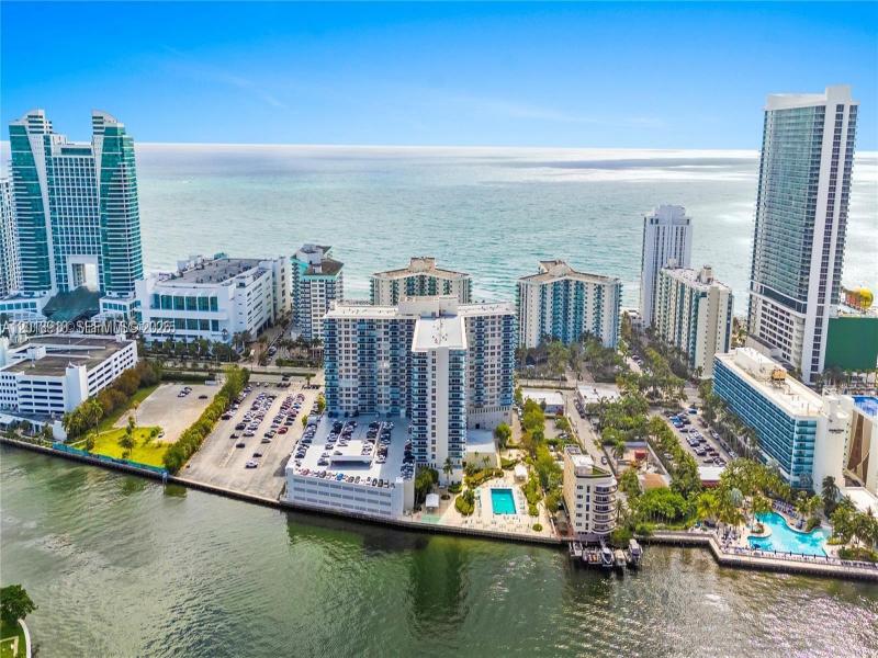 Condo for sale at Hallmark of Hollywood 1114
