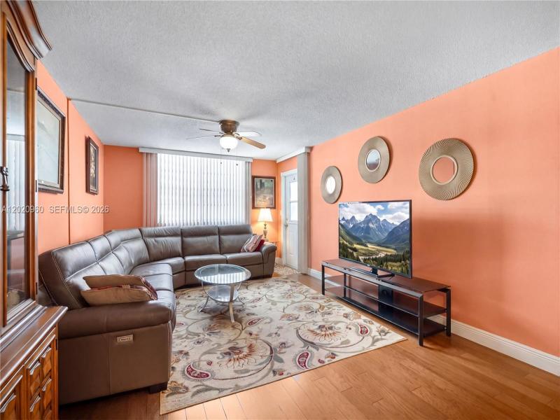 Condo for sale at Plaza Towers South 305