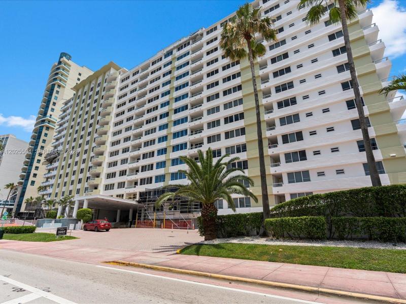 Condo for sale at Carriage Club North 222