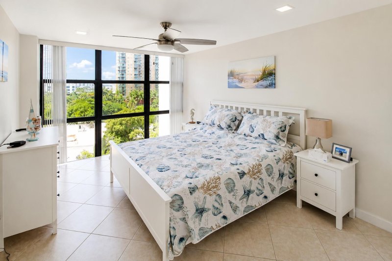 Condo for sale at Plaza of the Americas 816