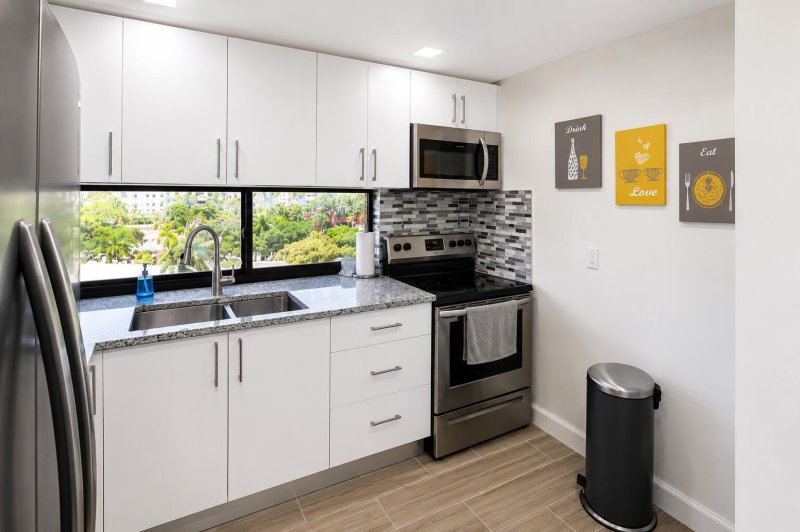 Condo for sale at Plaza of the Americas 816