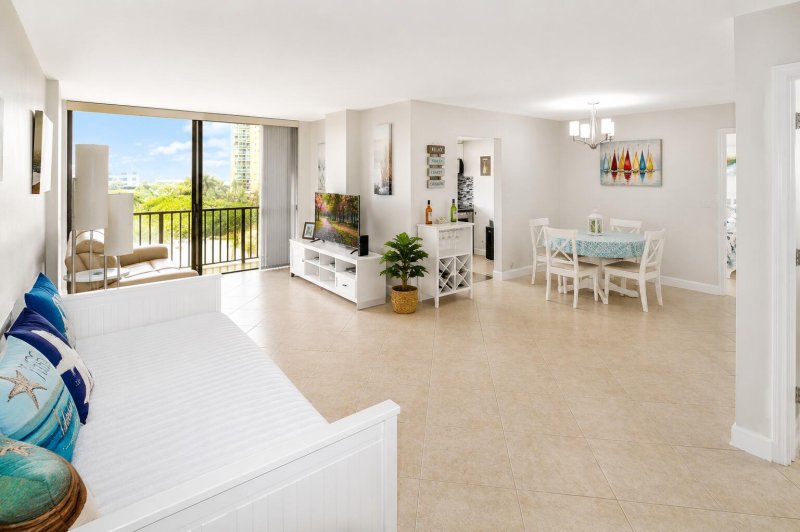 Condo for sale at Plaza of the Americas 816