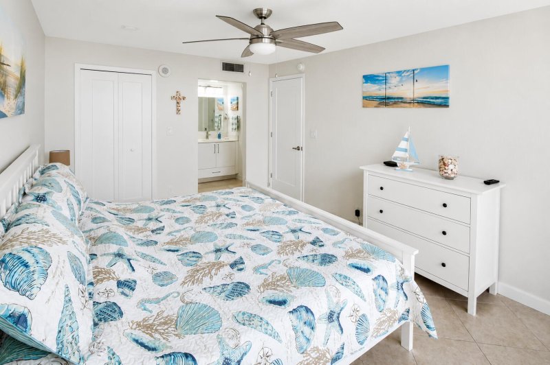 Condo for sale at Plaza of the Americas 816