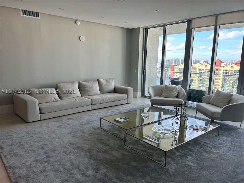 Comprar apartamento no Parque Towers at St. Tropez 5-2503
