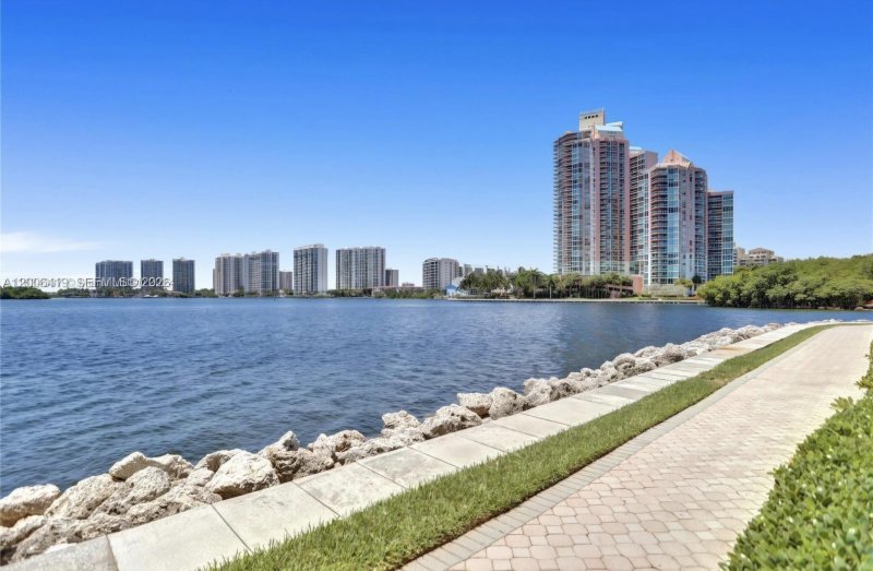Comprar apartamento en Mystic Pointe 300 1202
