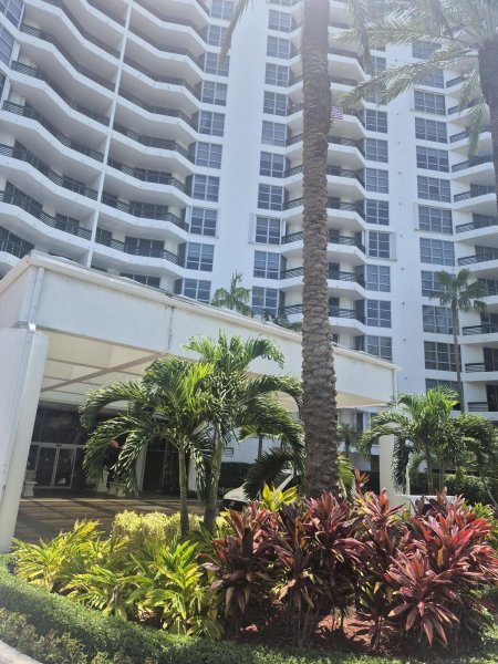 Comprar apartamento en Mystic Pointe 300 1202