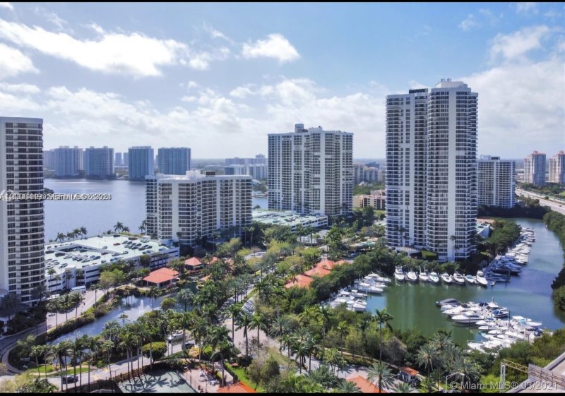Comprar apartamento en Mystic Pointe 300 1202